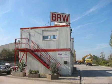 Container-Gebäude auf em Werksgelände des BRW